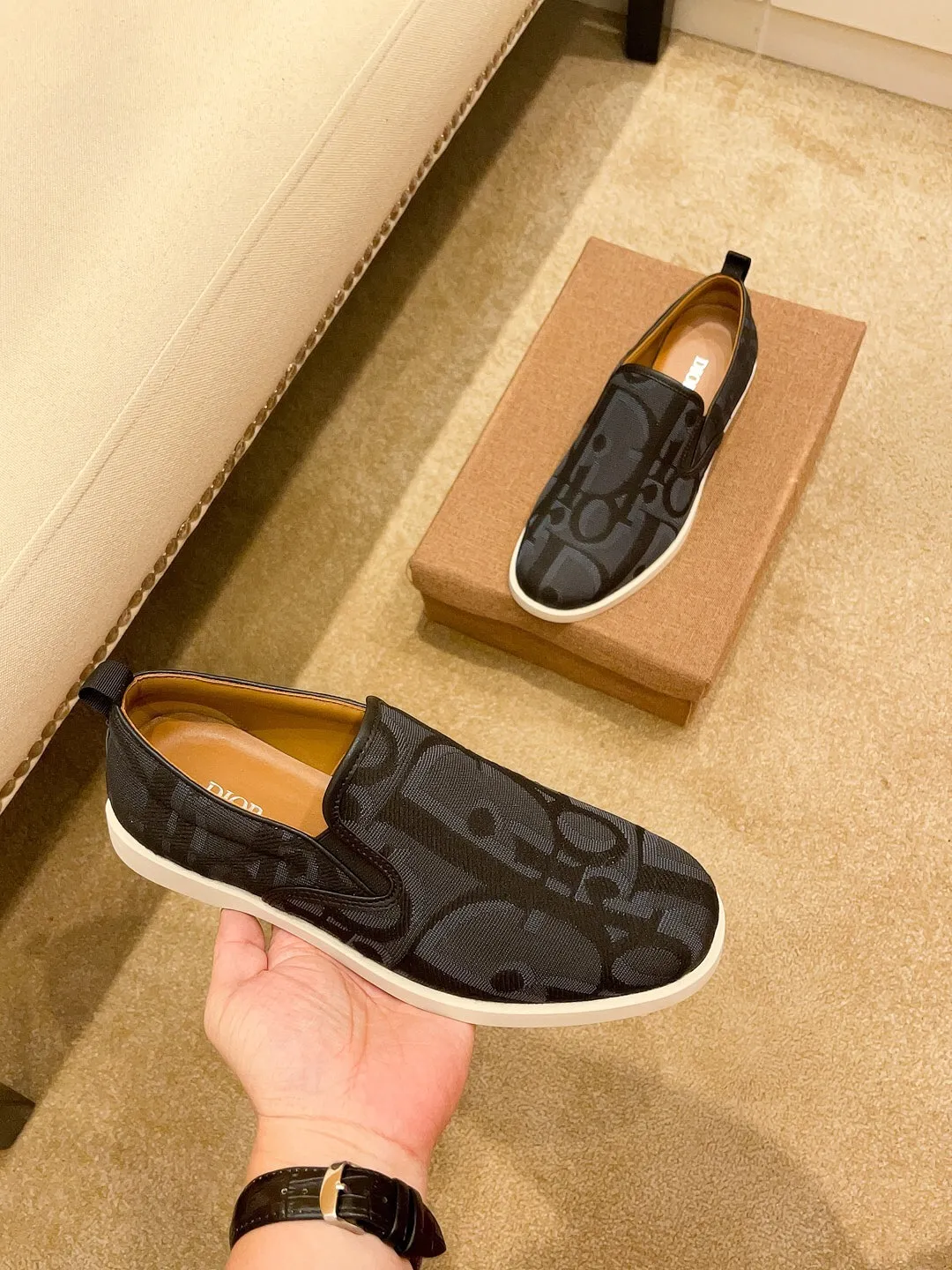 Factory price 380🔥[Dior] The latest 2024 new model is carefully crafted and set off the audience! An international brand that continues to innovate. This men's all-season casual shoe, the original version, has an all-leather upper, breathable and comfortable leather feet ➕Rubber non-slip outsole, breathable and comfortable, quality speaks for itself👄Color: two colors Size: 38-44